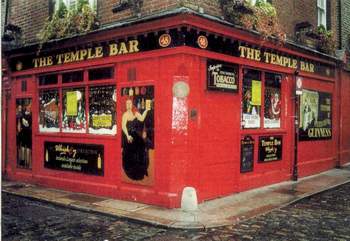  Návštěvníka centra Dublinu upoutá čtvrť Temple Bar plná hospod a klubů. 